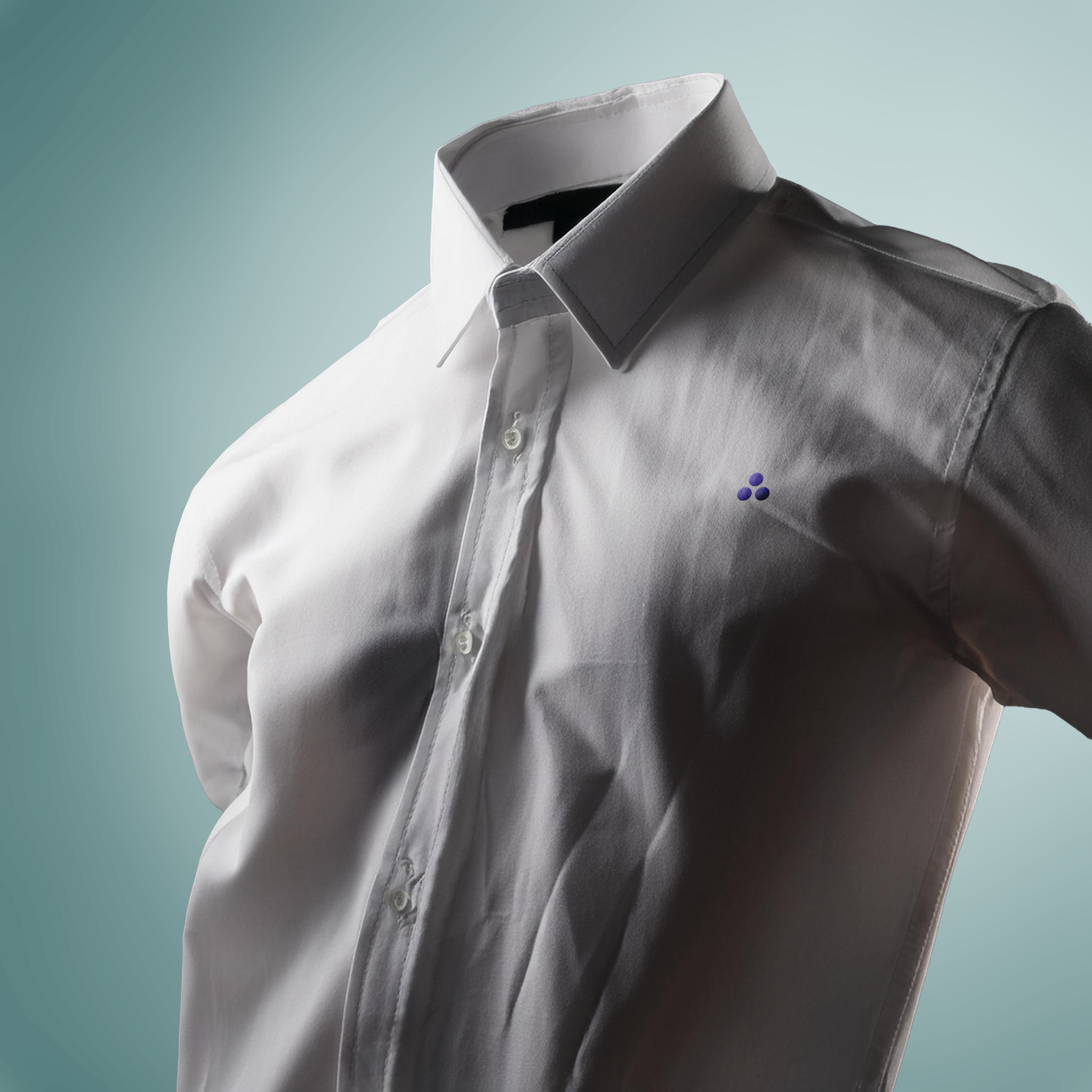 chemise blanche avec une broderie de l'icône de la marque