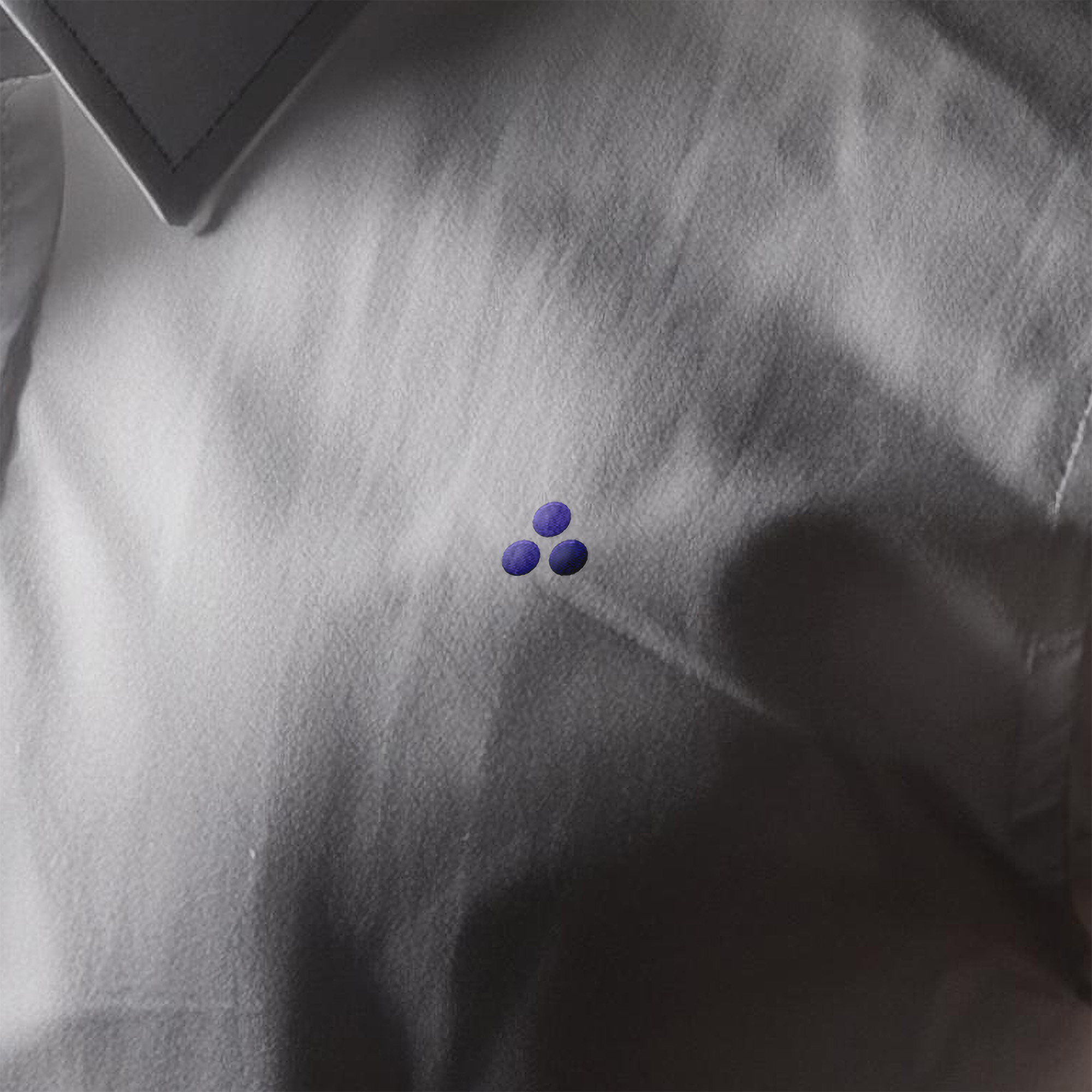 chemise blanche avec une broderie de l'icône de la marque